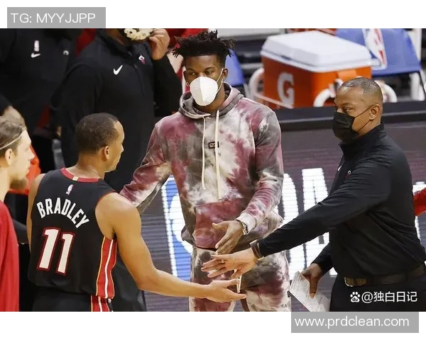 字母哥愤怒撕毁球衣雄鹿惨败后更衣室内冲突不断