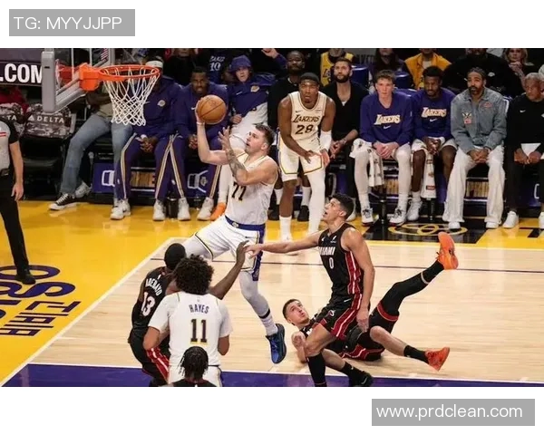 季后赛激战湖人对决热火精彩直播全程回顾与分析